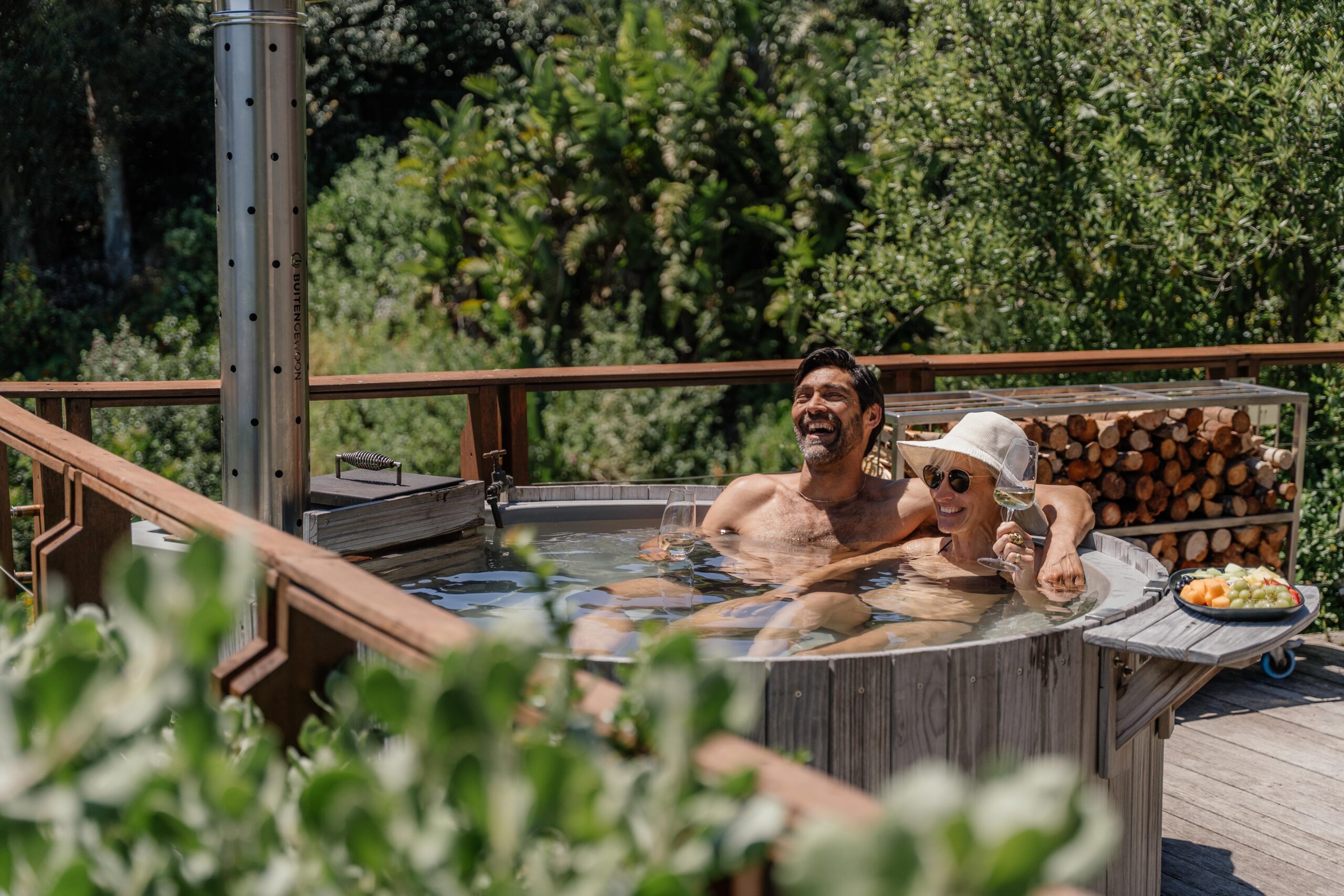 Couple in buitengewoon hot tub