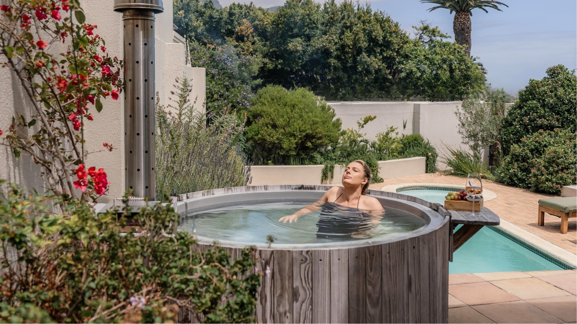 Woman relaxing in a buitengewoon outdoor wood-fired hot tub