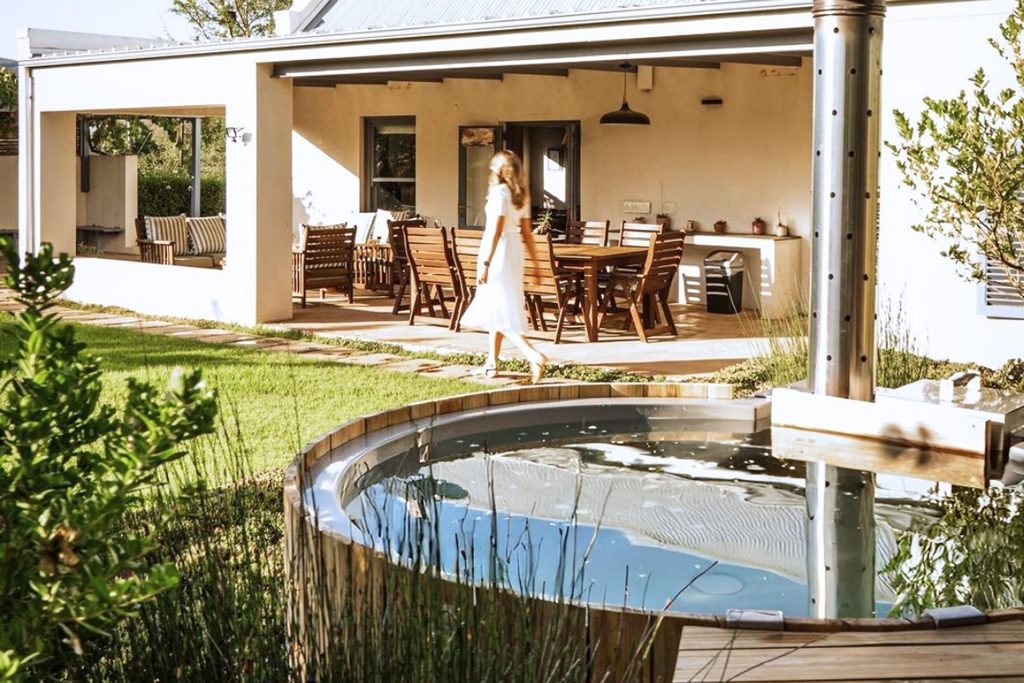 Buitengewoon wood-fired hot tub in the garden at Vygievlei, McGregor