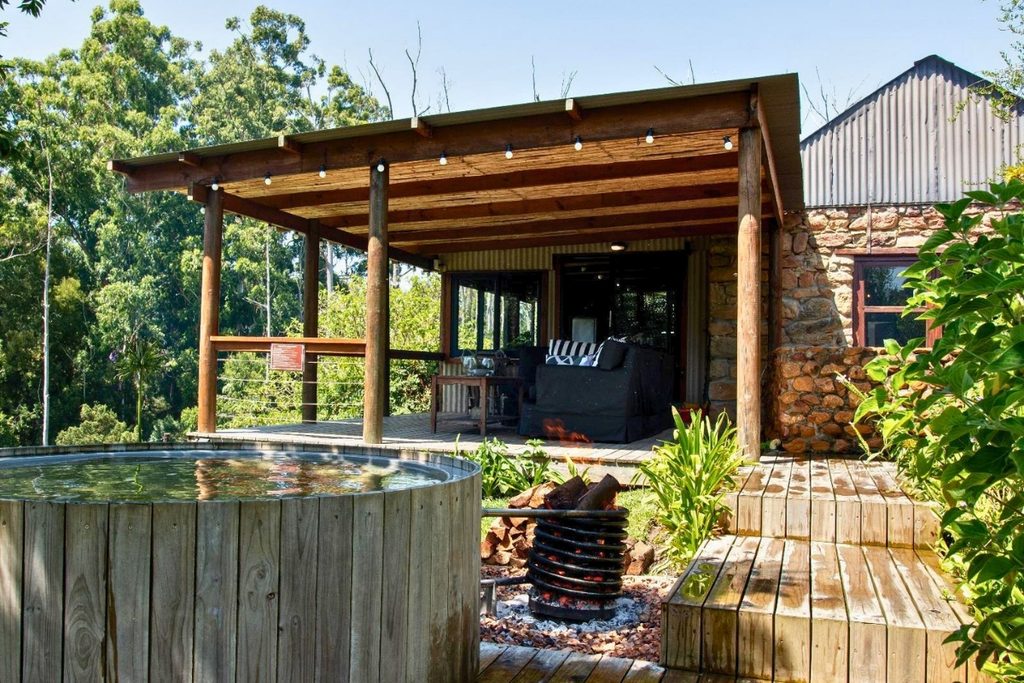 Buitengewoon wood-fired hot tub outside a cottage at Oakhurst Farm Cottages in Wilderness